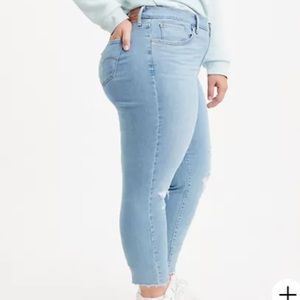 LEVI’S 711 SKINNY JEANS